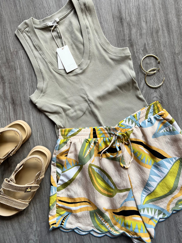 Abstract Leaf Scalloped Short