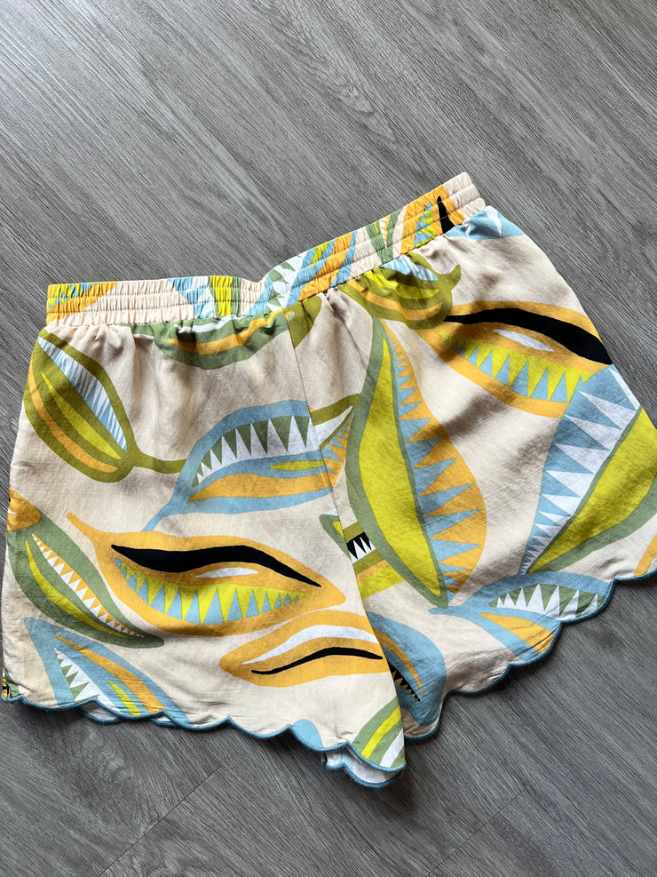 Abstract Leaf Scalloped Short